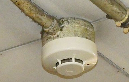 「煙」で火事を見つける煙感知器